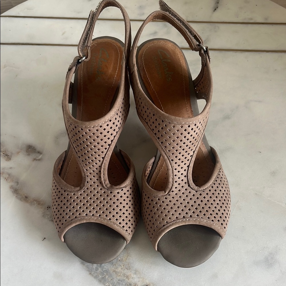 Clarks cushion comfy Women's Beige Tan heel shoes Sandals. Leather 5.5 Nuede